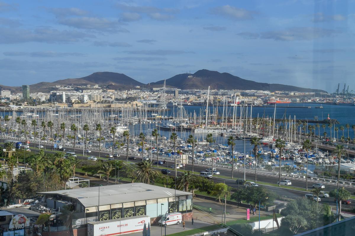 El Muelle Deportivo de la capital grancanaria, con el puerto y La Isleta al fondo.