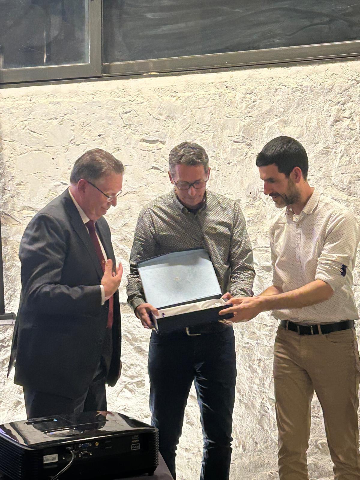 Fèlix Guanter rep una placa en l'homenatge del febrer, a mans de David González i Josep Bofill, alcalde de l'Escala.