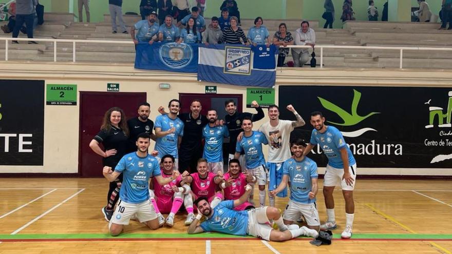 El plantel de la UD Ibiza-Gasifred festeja con alegría su triunfo por  2-6 en la cancha del Cáceres en la ida de su eliminatoria. | UDI-G