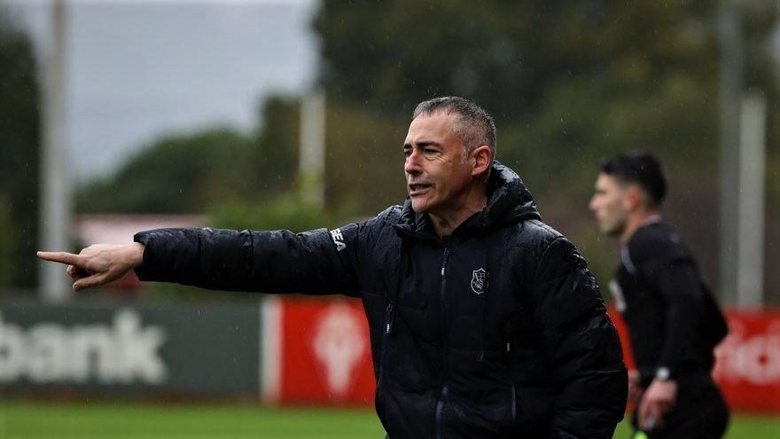 Ángel Rodríguez da instrucciones durante un encuentro de Liga con el Langreo, su primer destino como entrenador principal.