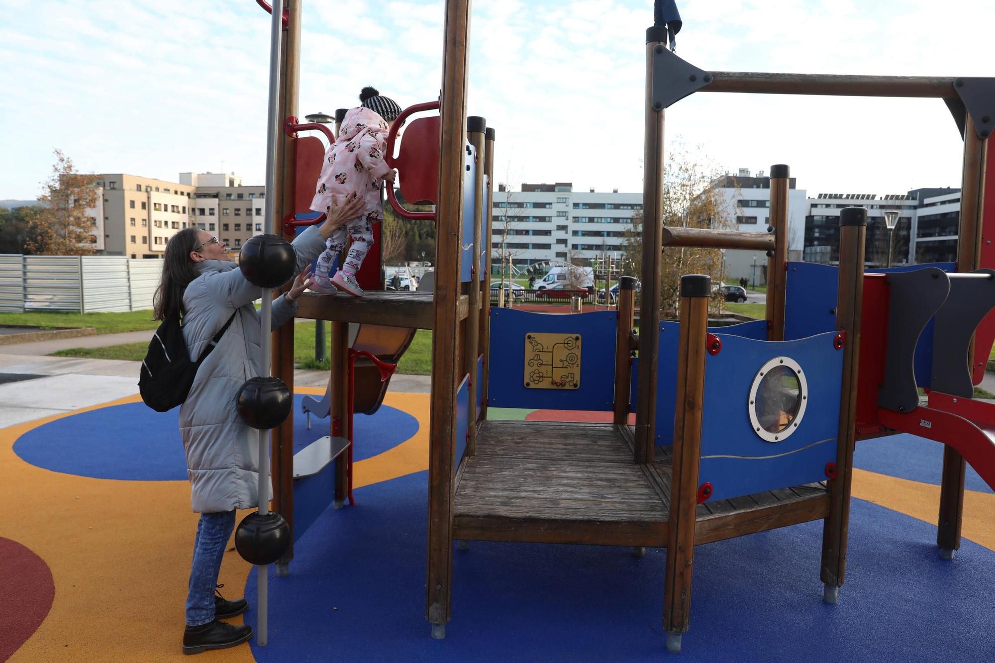 Así disfrutan los niños de Nuevo Roces de su nuevo parque infantil (en imágens)