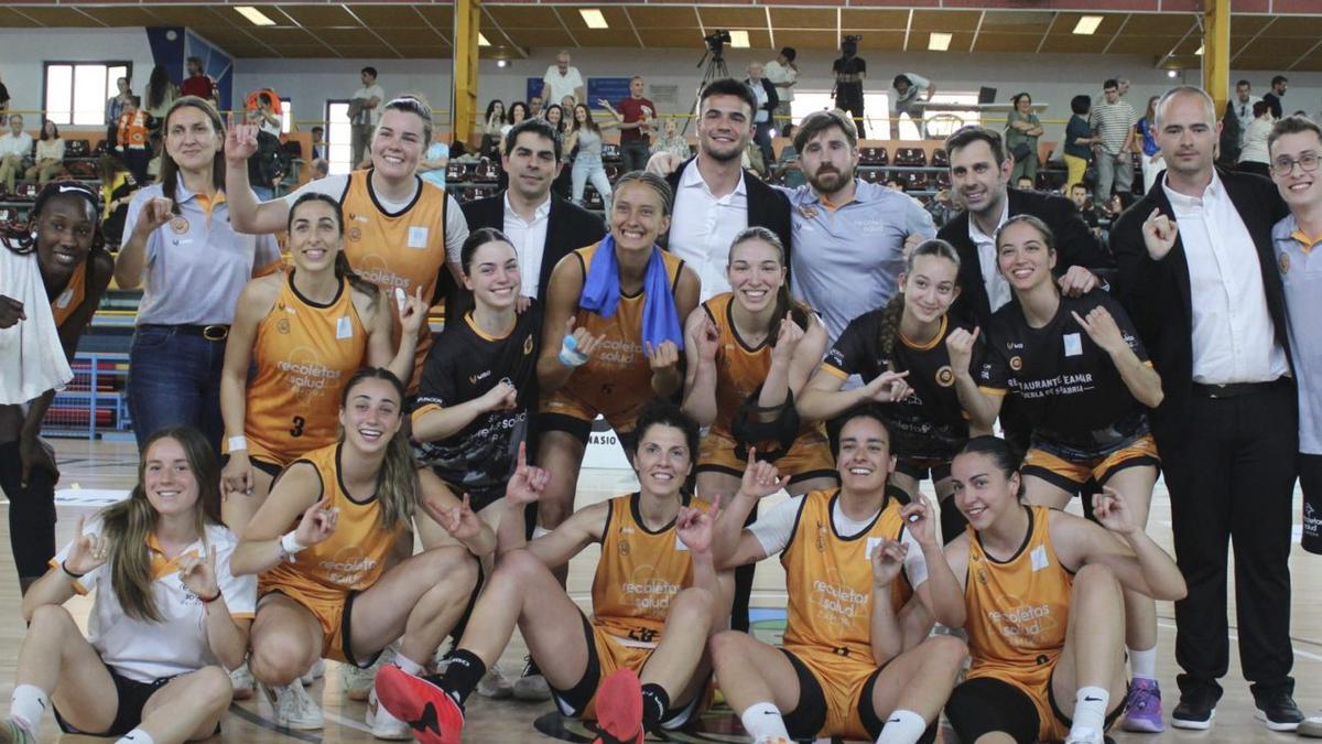 Plantilla y staff técnico del Recoletas Zamora.  | CDZ