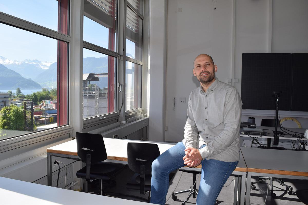 Ringo Pérez, en un aula de la HSLU, en Lucerna.