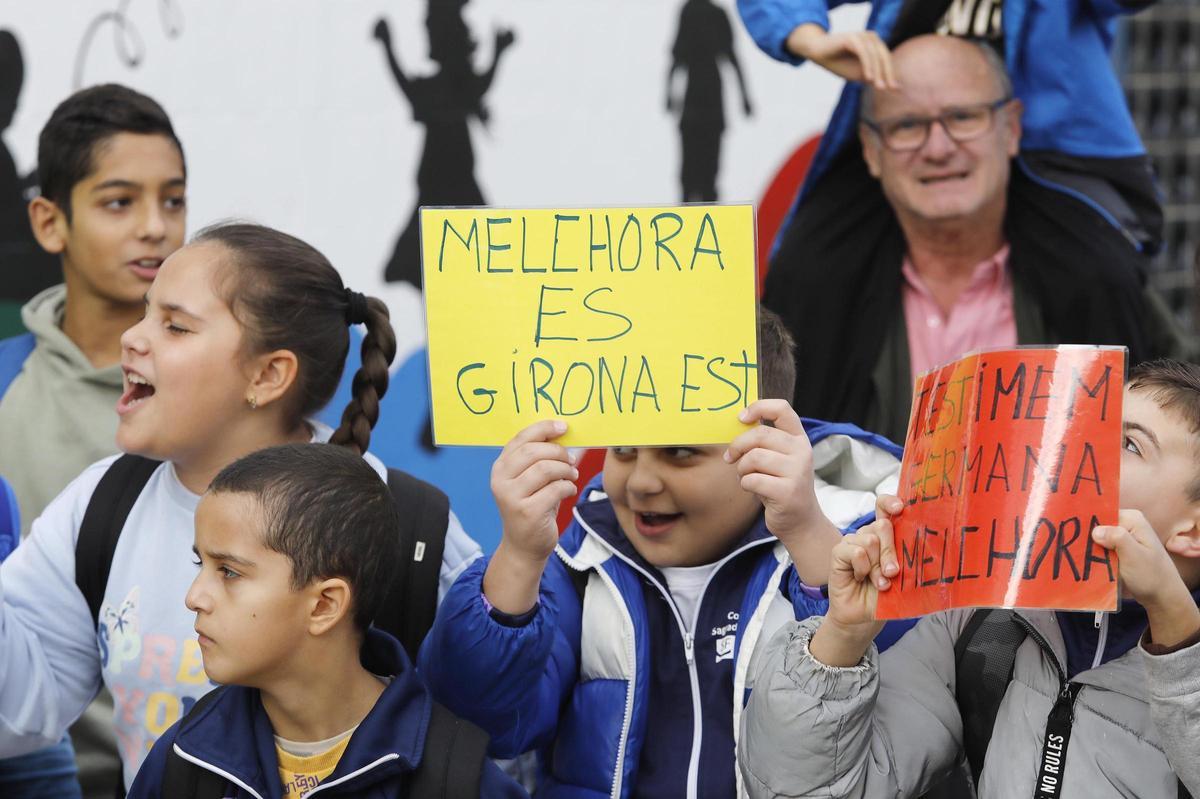 Concentració per donar suport a la directora destituïda del col·legi Sagrada Família de Girona