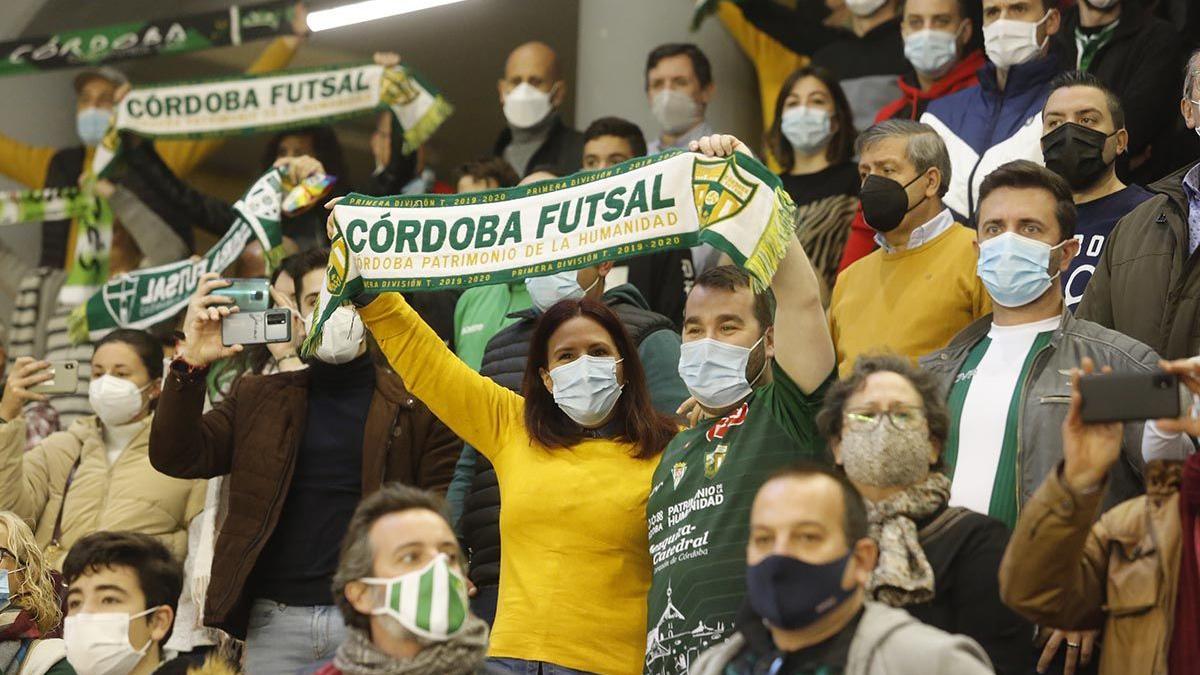 Aficionados del Córdoba Futsal en un partido en el Palacio de Deportes Vista Alegre.