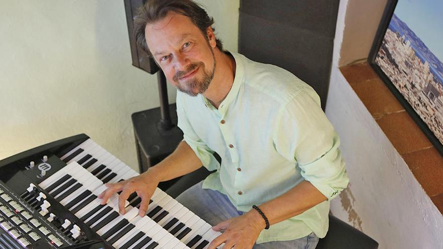 Produzent Robert Bartha beim Produzieren in seinem Mallorca-Studio.