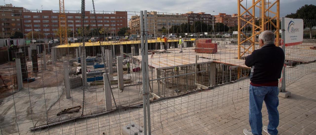 Una de las obras de nuevas promociones de viviendas en el Port de Sagunt.