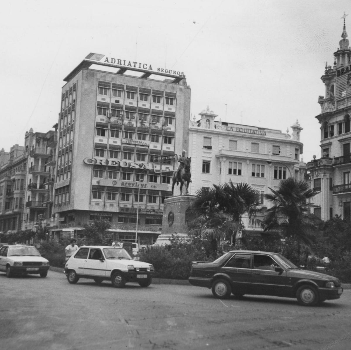 Una imagen de la plaza, tomada por el tráfico y la publicidad, a finales de los años 80 .