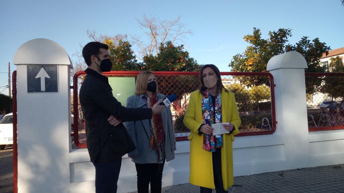 Esperanza Caro de la Barrera e Isabel Ambrosio, durante la rueda de prensa ante el centro de salud de Palma.