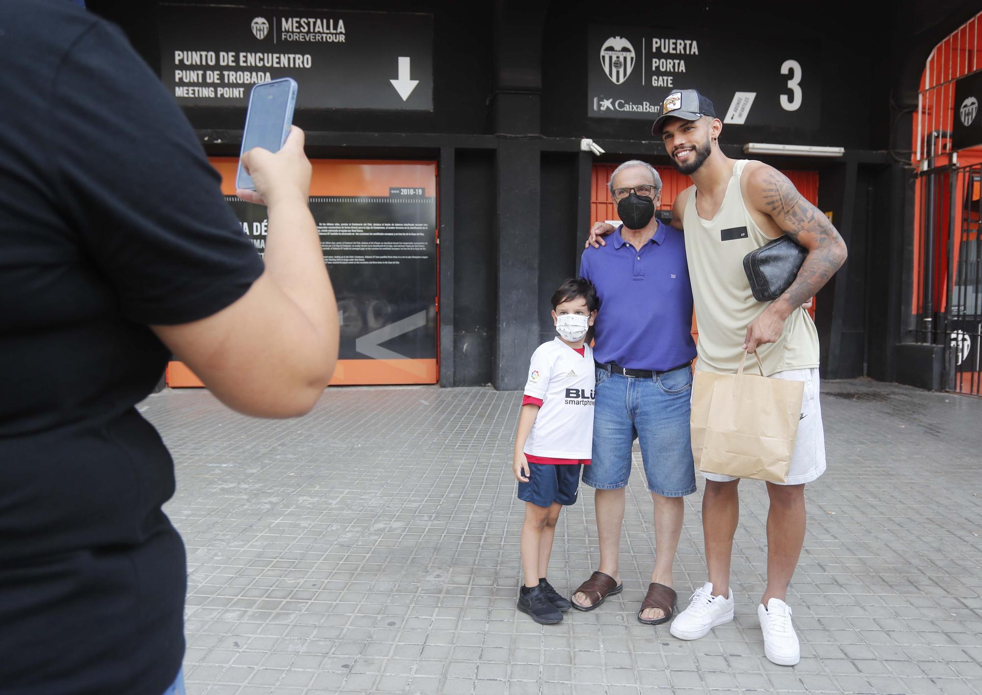 La afición valencianista se vuelca con el equipo a la salida de Mestalla