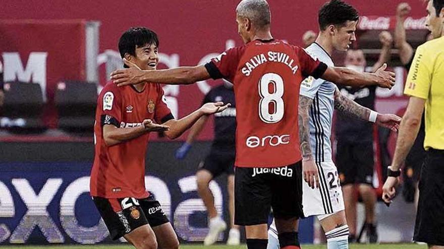 Kubo y Salva Sevilla celebran el gol conseguido por el almeriense ante el Celta.