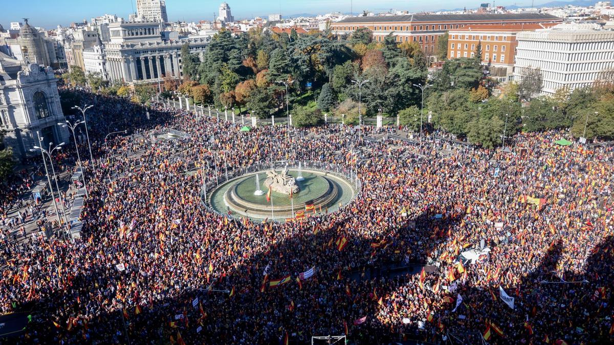 Vista aérea de la multitudinaria concentración celebrada este sábado en la Plaza de Cibeles de Madrid en contra de la Ley de amnistía.