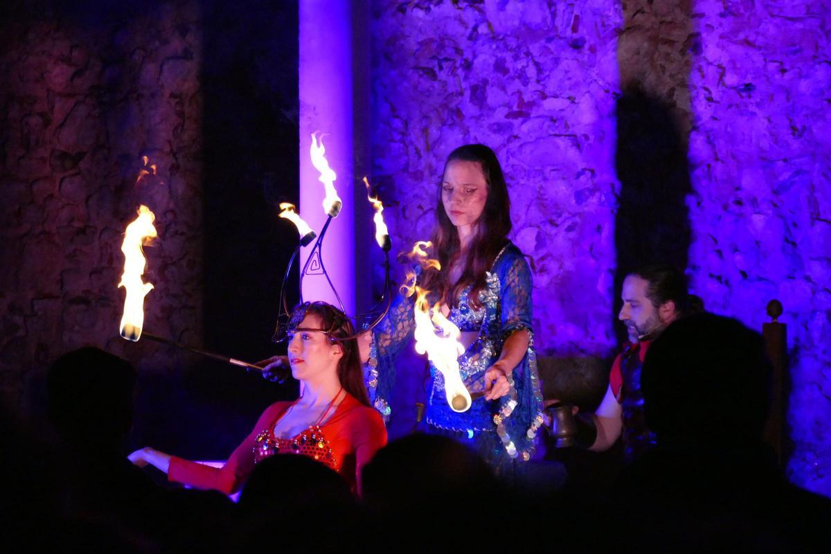 La 42a edició del Pessebre Vivent de Peralada manté viva la tradició recorrent el centre històric del poble