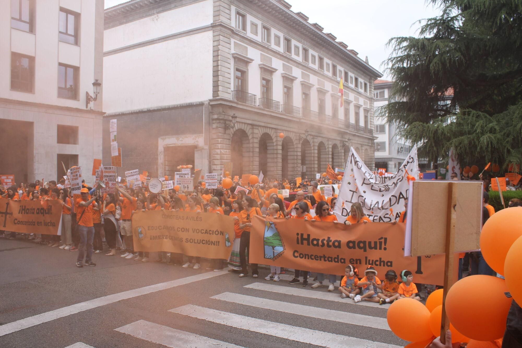 Así fue la multitudinaria marcha naranja de la concertada en Asturias
