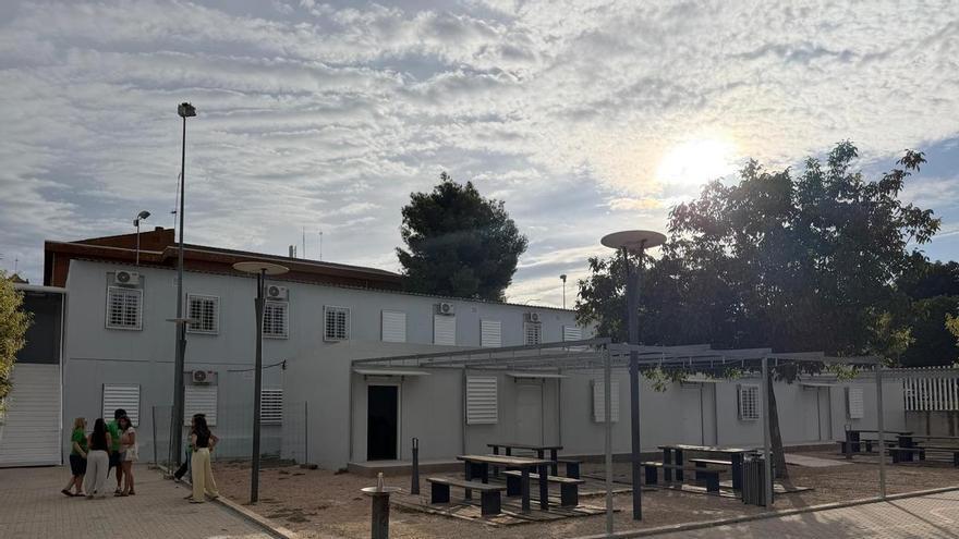 Los alumnos del IES Alameda de Utiel vuelven a clase en nuevas aulas prefabricadas