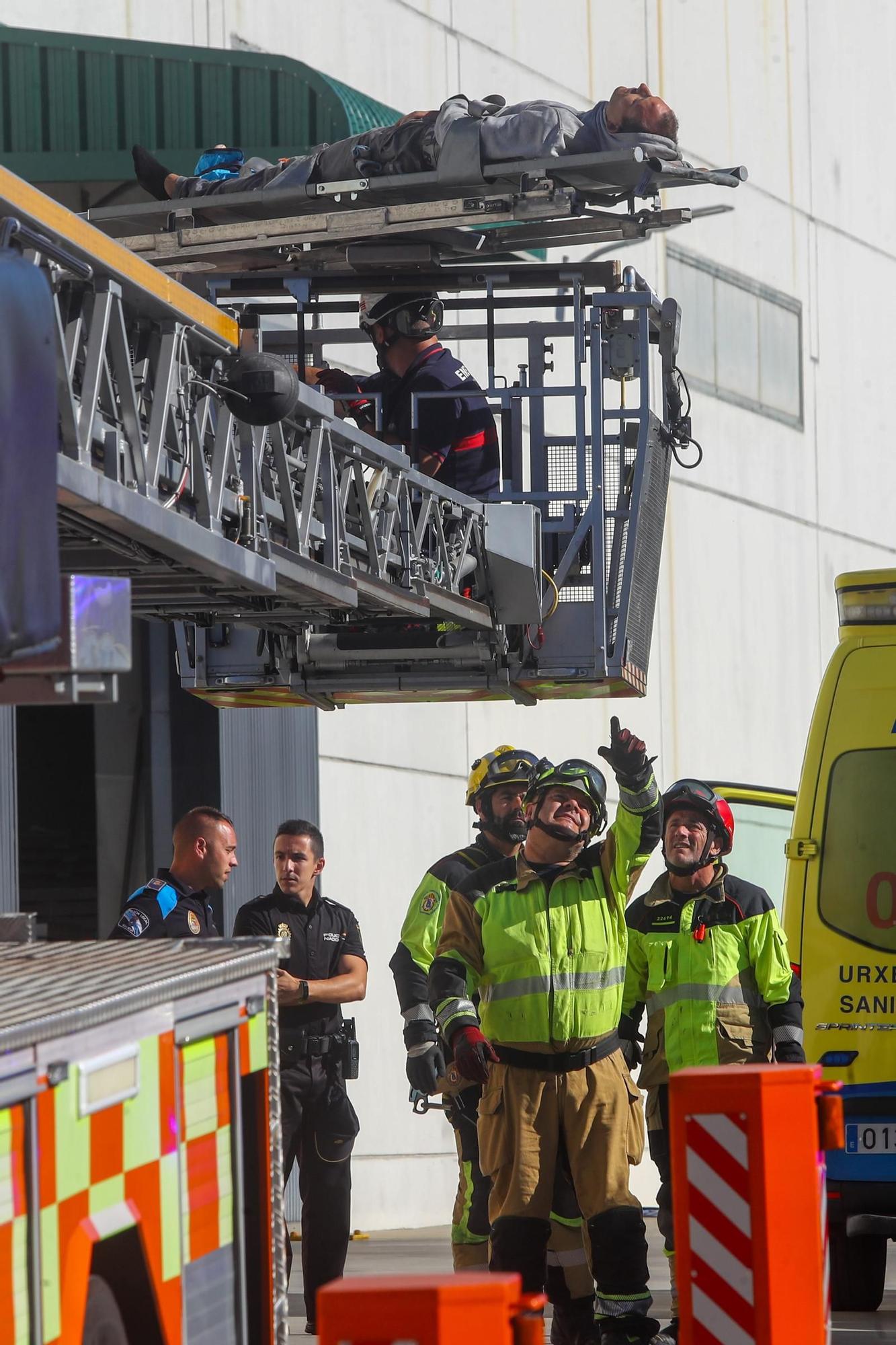 Rescate y evacuación de dos heridos al ceder un plataforma elevadora en Vilagarcía