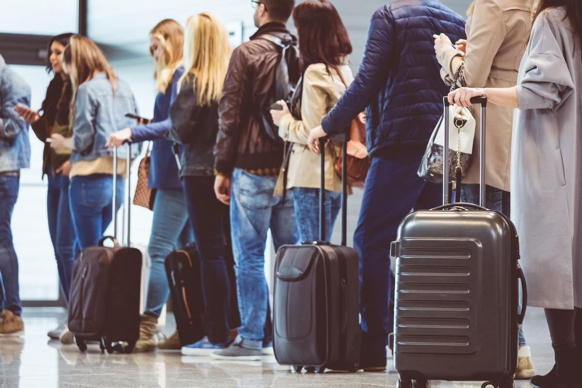 Pasajeros esperando para subir al avión