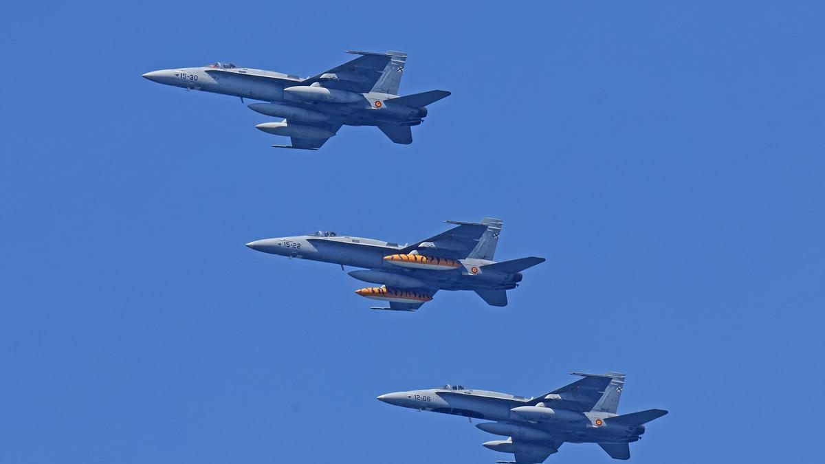Ensayo del desfile aéreo sobre Samil por el Día de las Fuerzas Armadas.