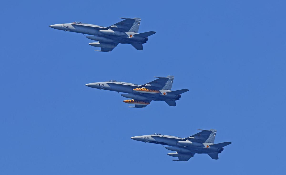 Ensayo del desfile aéreo sobre Samil por el Día de las Fuerzas Armadas.