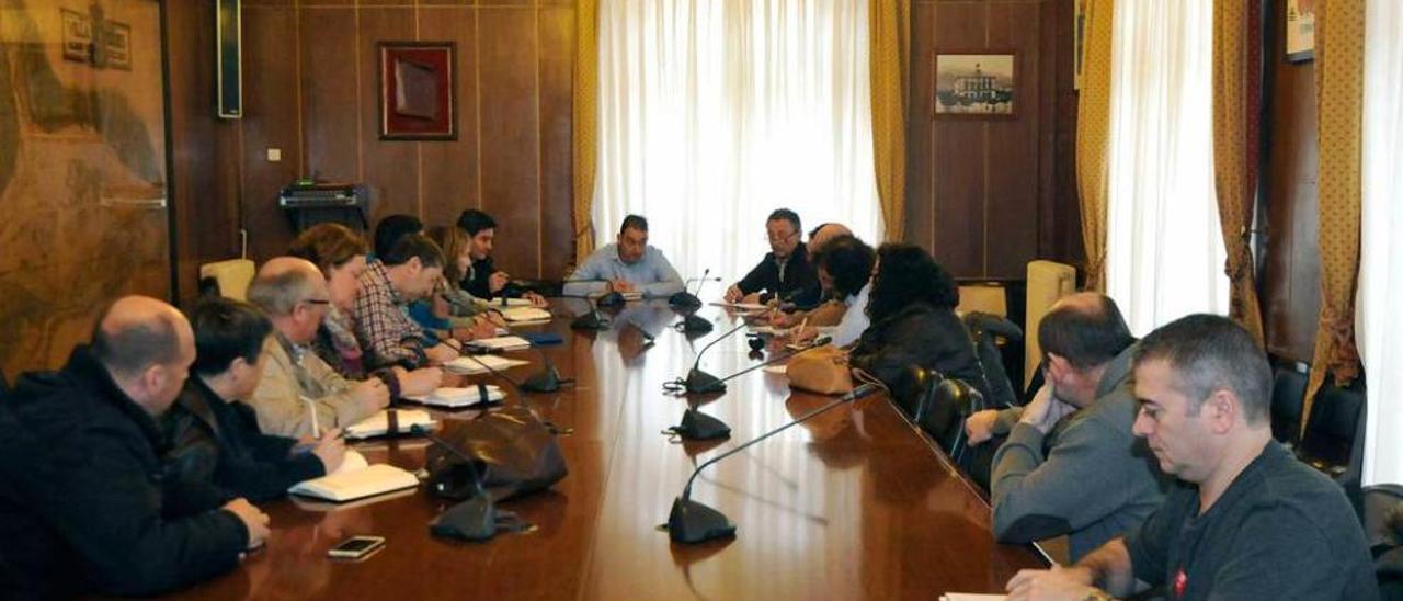 Responsables políticos y sindicales, ayer, en el Ayuntamiento.