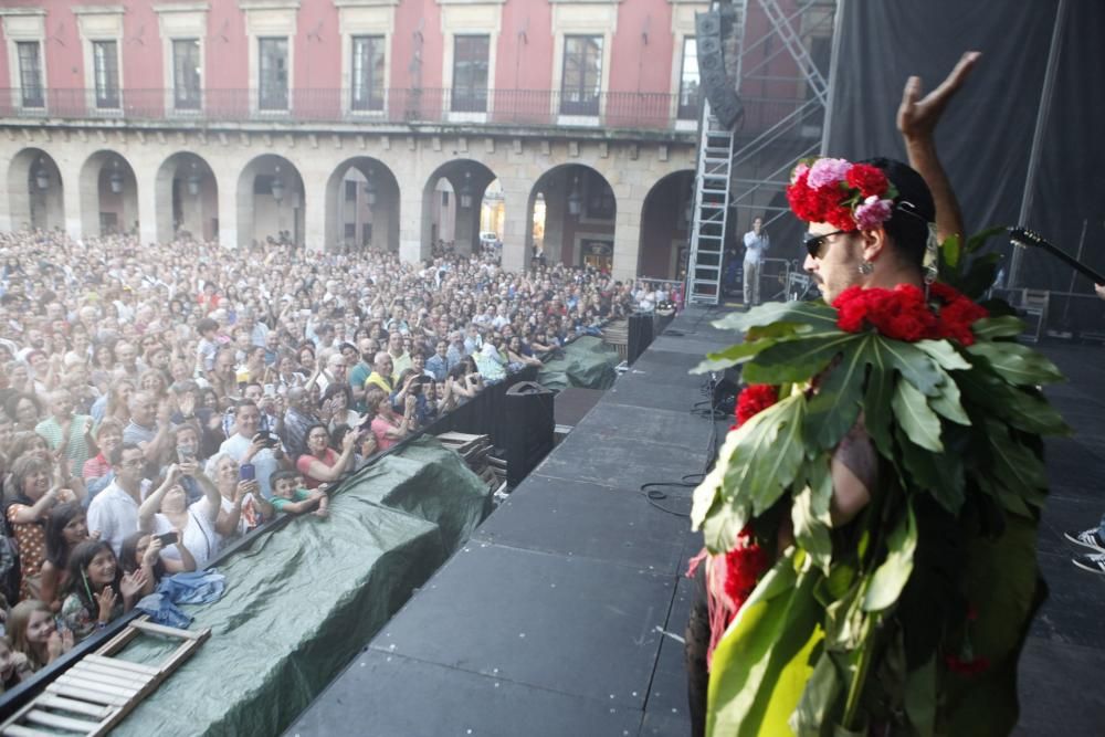 Rodrigo Cuevas en la plaza Mayor de Gijón