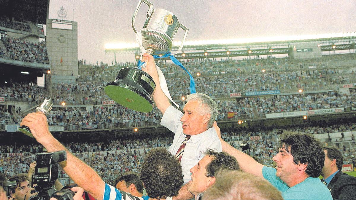 Arsenio Iglesias levanta la Copa del Rey conquistada en 1995 en el Santiago Bernabéu