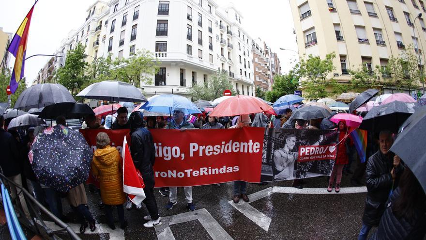 El PSOE hace un último y masivo intento en su sede para que Sánchez no dimita: &quot;¡Quédate, merece la pena!&quot;