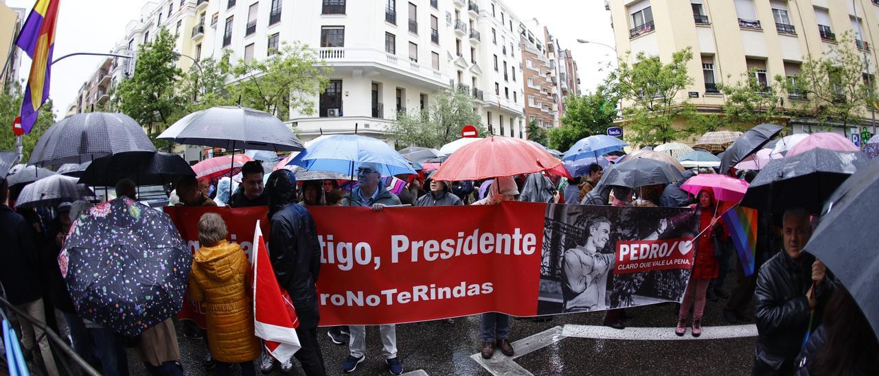 El PSOE hace un último y masivo intento en su sede para que Sánchez no dimita: &quot;¡Quédate, merece la pena!&quot;