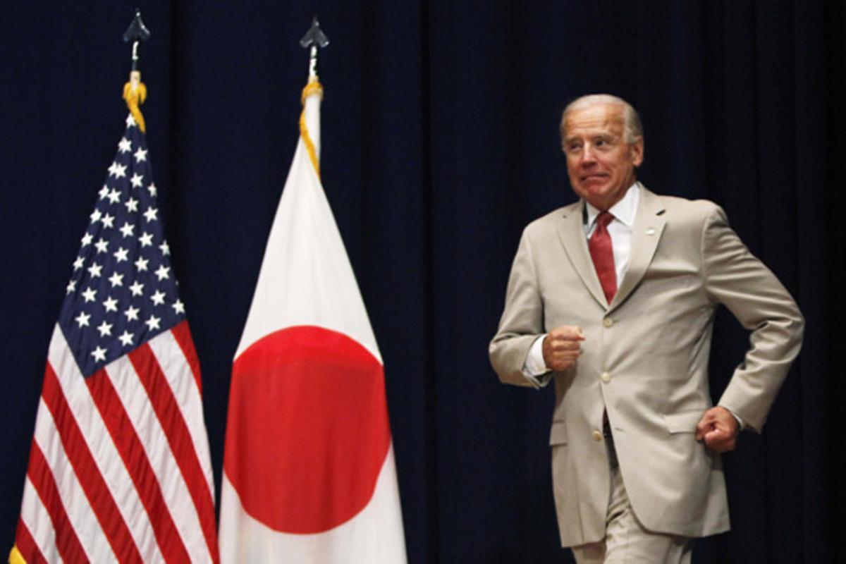 El vicepresident nord-americà, Joe Biden, moments abans de pronunciar el seu discurs davant els soldats de la base aèria de Yokota(Japó).