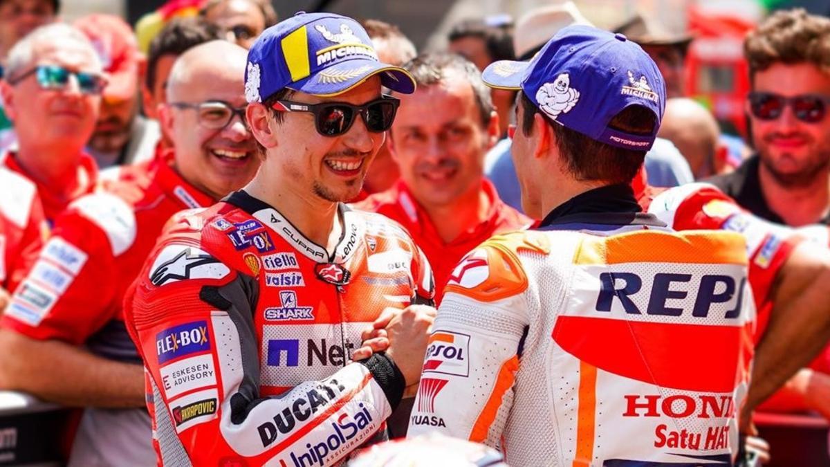 Jorge Lorenzo (Ducati) y Marc Márquez (Honda), primero y segundos mañana en la parrilla de Montmeló, se saludan tras su exitosa calificación de este mediodía.