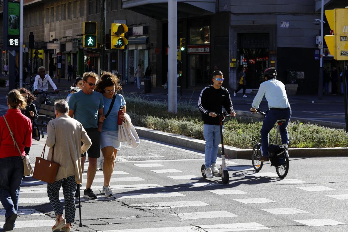 TRAMO DE CARRIL BICI QUE UNA GRAN VIA CON FERNANDO EL CATOLICO SOBRE LA AVENIDA DE GOYA, BICICLETAS, PATINETES, VMP, GLOVO, PATINES, BICIS, MOVILIDAD URBANA