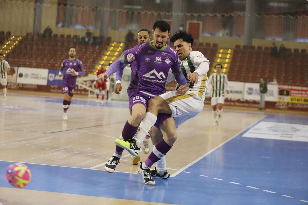 Marrón pugna por el esférico en el duelo ante el Palma Futsal en Vista Alegre.