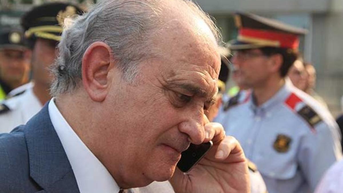El ministro del Interior, Jorge Fernández Díaz, durante su visita, este lunes, a la zona afectada por los incendios del Alt Empordà.
