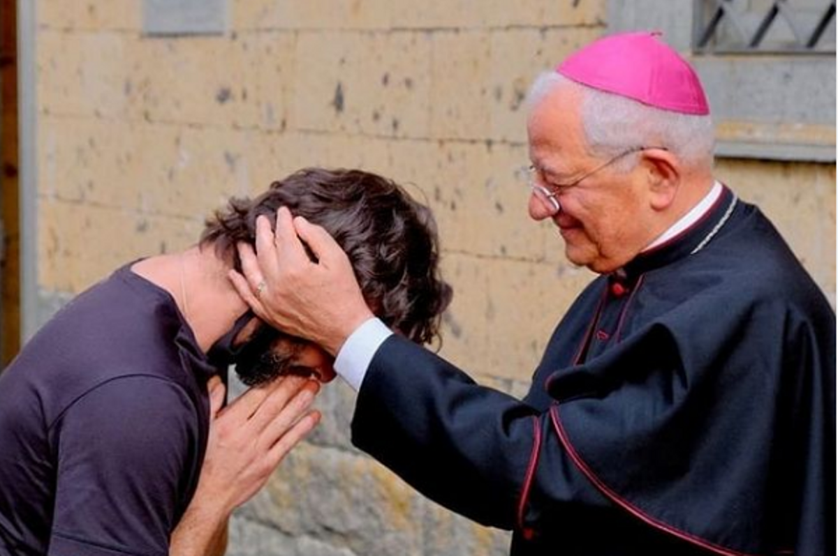 «M’he enamorat»: Així anuncia un capellà en plena missa que penja la sotana
