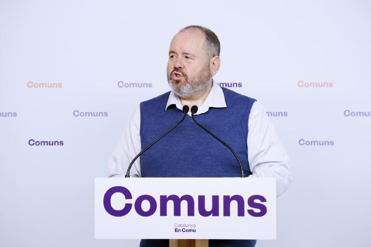 El portavoz de Catalunya en Comú, Joan Mena, este lunes en rueda de prensa