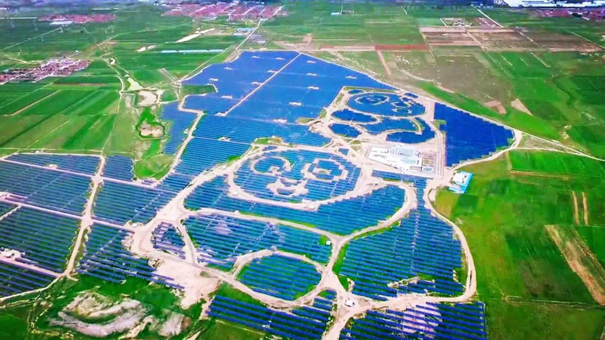 Megaparque solar en China con la forma de un oso panda