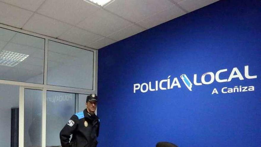 El agente, en las dependencias policiales reformadas. // A. Hernández