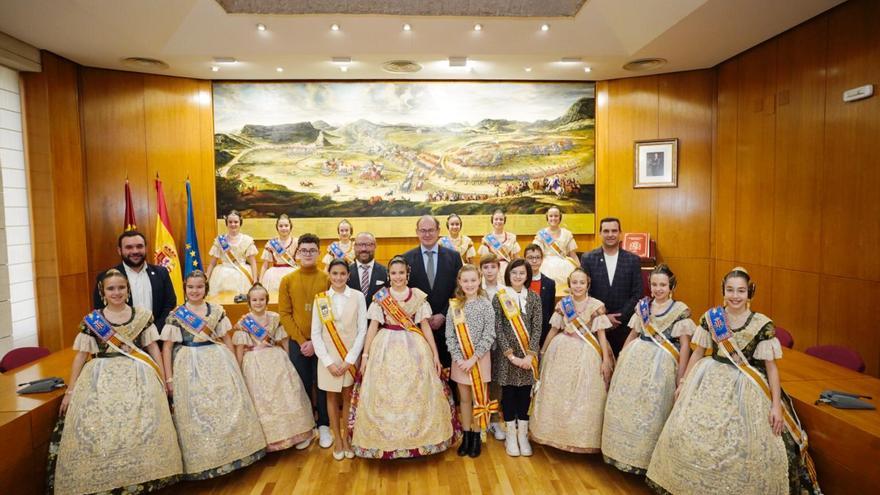 Almansa homenajea a Paula Nieto y la corte infantil en la visita del Extra de Fallas de Levante-EMV