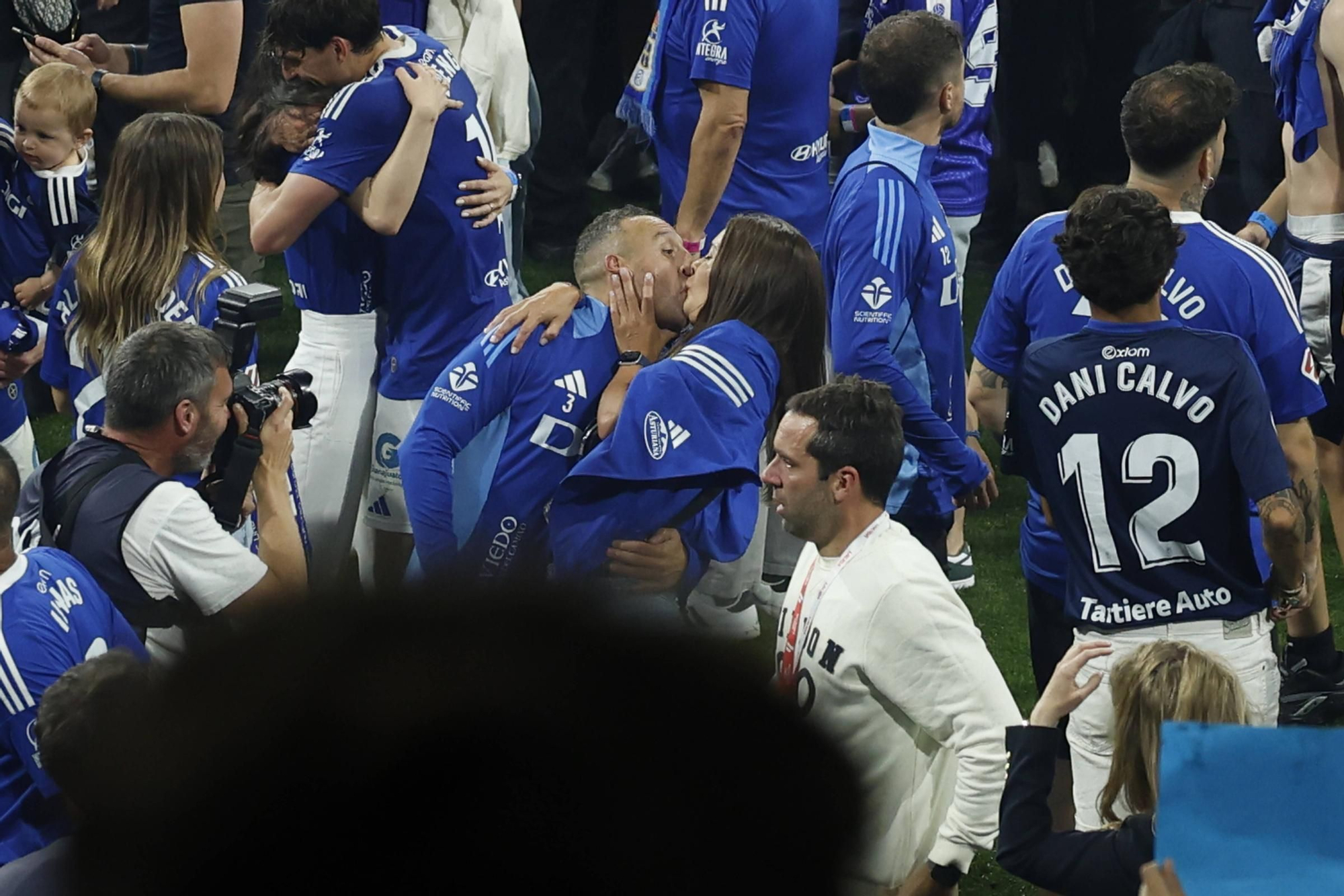 EN IMÁGENES: Así se vivió en el Carlos Tartiere la noche del ascenso del Oviedo a Primera División 24 años después