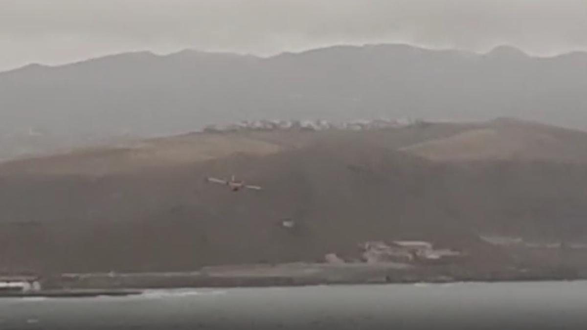 El hidroavión del Ejército del Aire sobrevuela Las Canteras en su entrenamiento