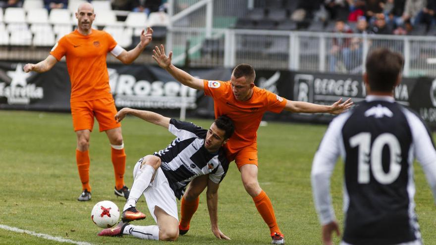 Cubillas pelea un balón