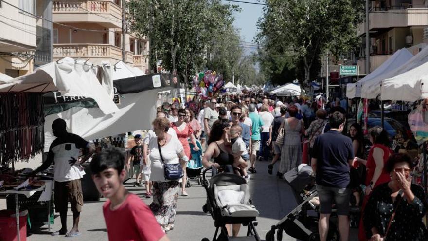 La jornada ferial, calurosa y  muy animada. | MANU MIELNIEZUK