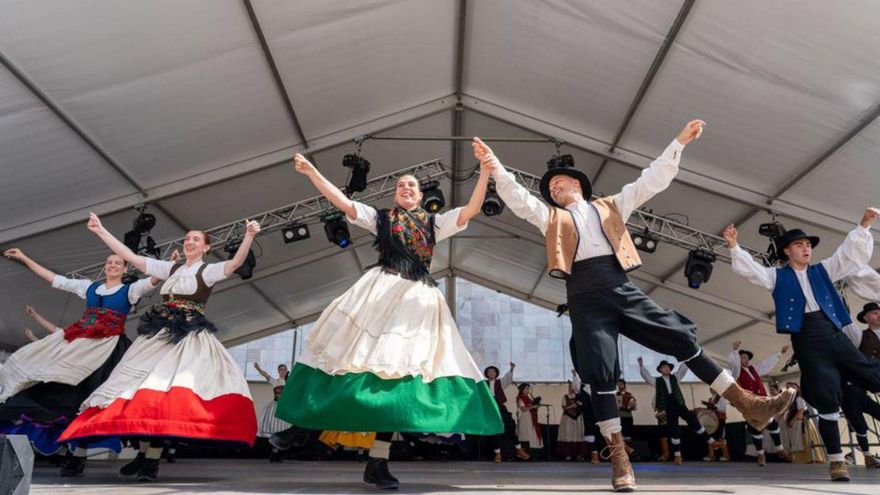 Bailarines de la agrupación durante la actuación.