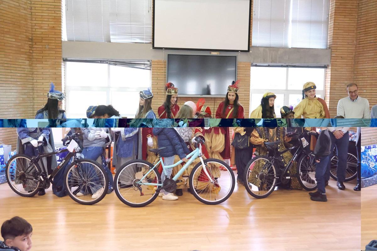 Fotogalería | Los Reyes Magos reparten bicis e ilusión en el IMAS