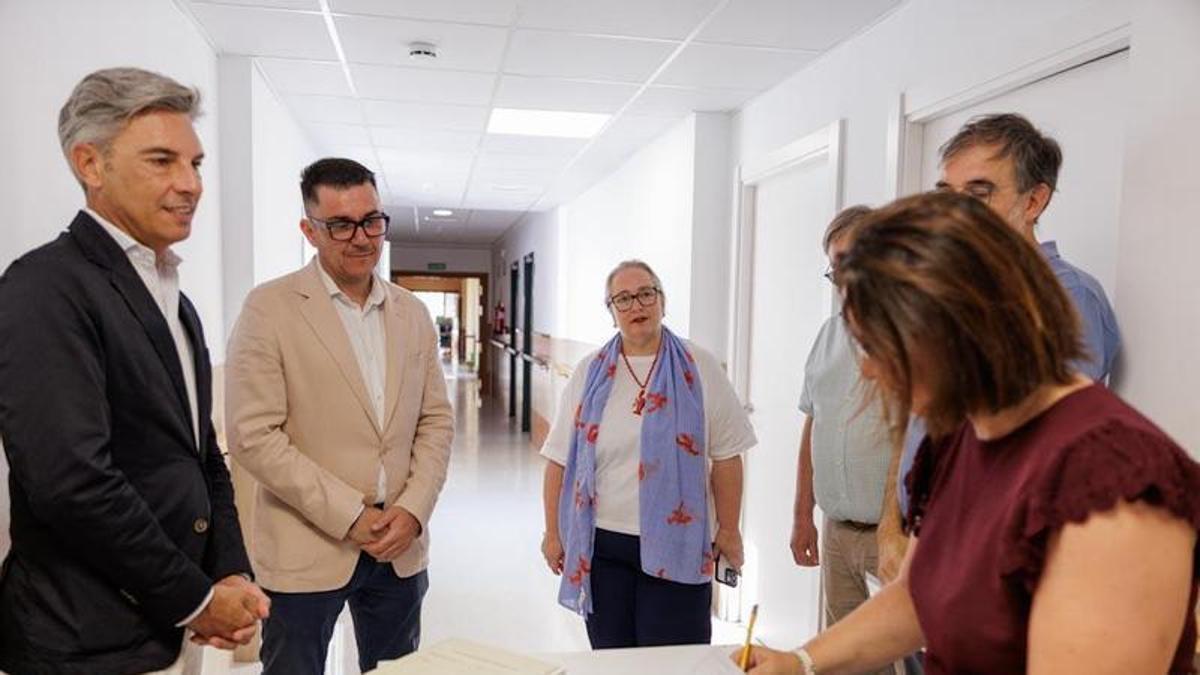 Firma del acta de recepción de las obras de ampliación de la residencia de mayores de Torrecampo.