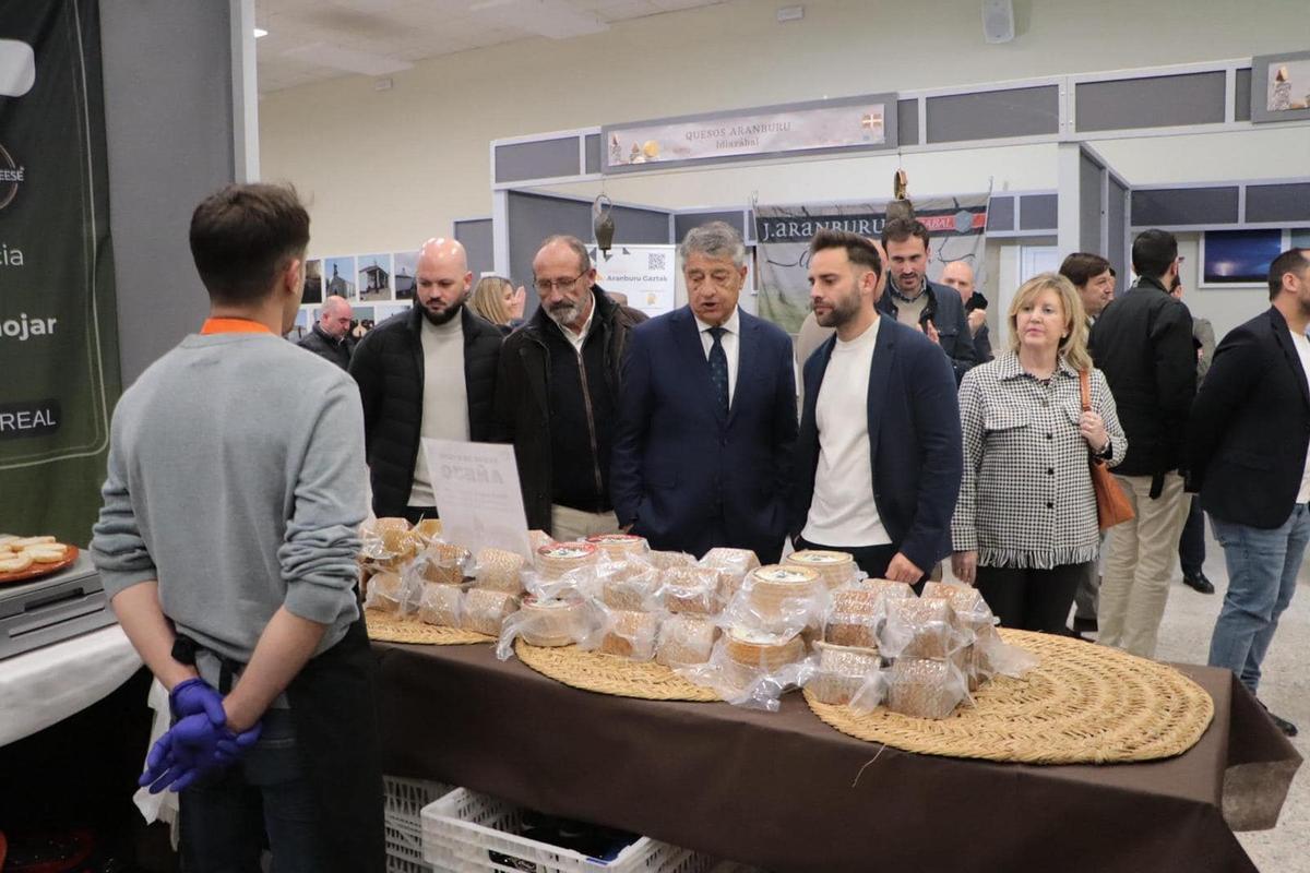Las autoridades visitan uno de los puestos en la Feria del Queso.