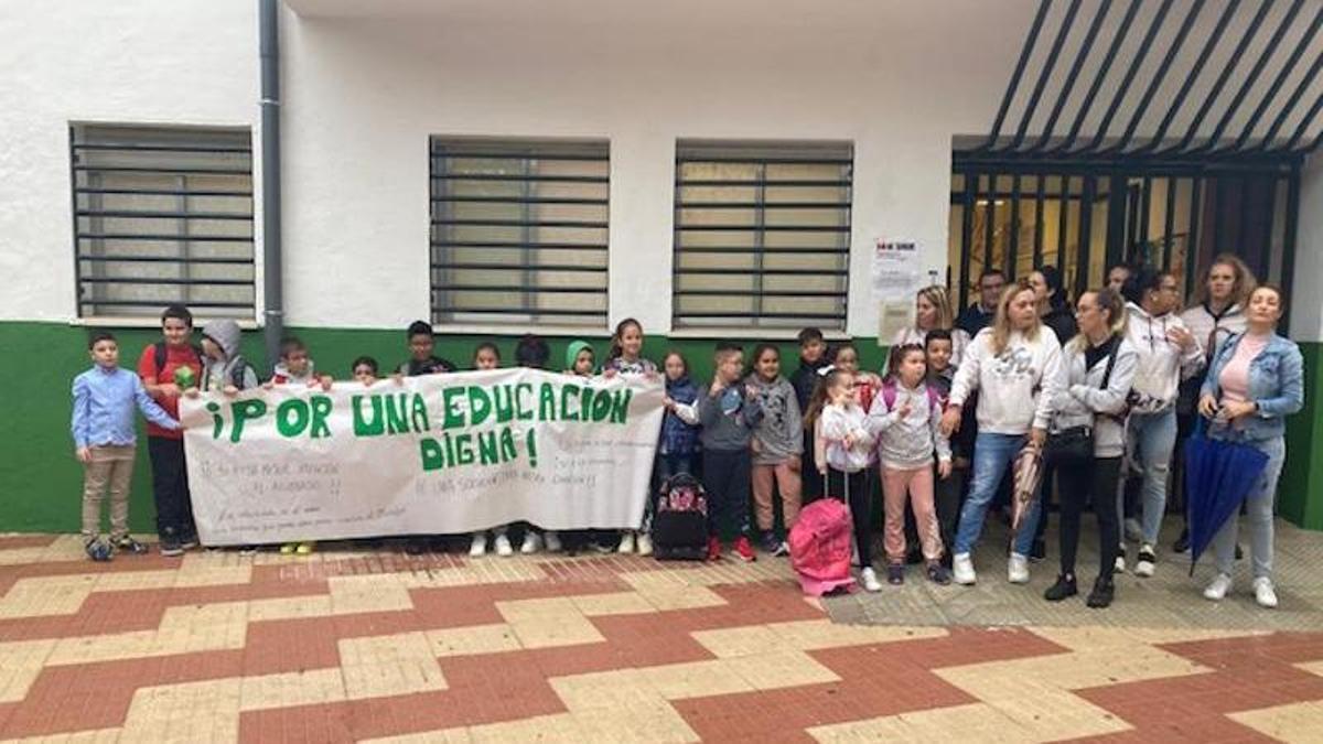 Madres y alumnos del colegio Antonio Machado, este miércoles, durante la protesta.