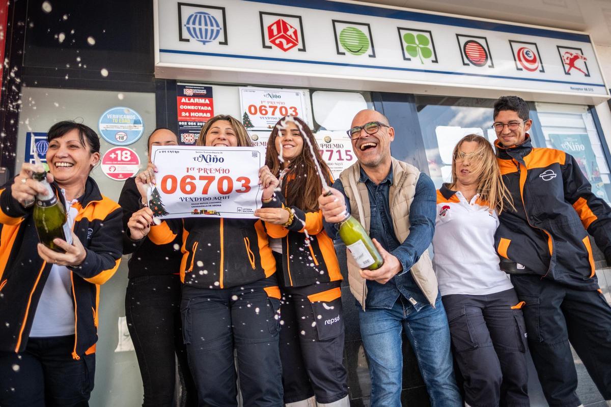 Celebración en La Chasnera tras dar el primer premio del Sorteo de El Niño 2026