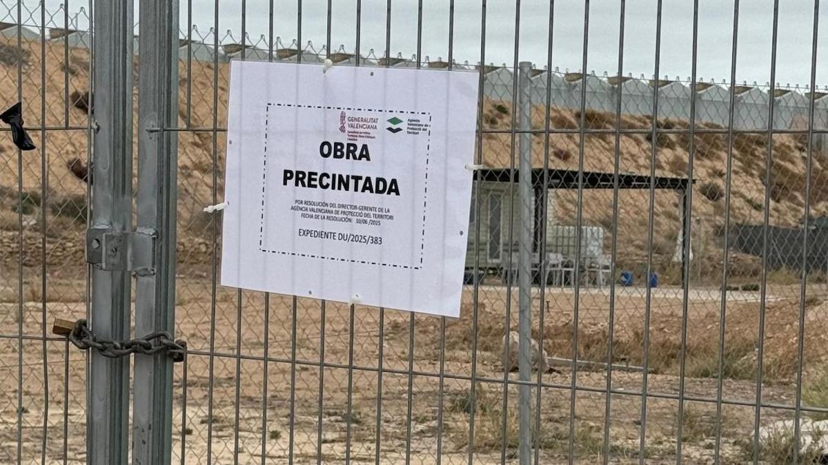 Cartel colocado en la entrada a la parcela de San vicente