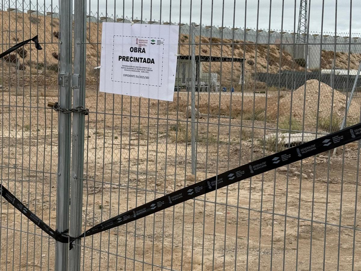 Cartel colocado en la entrada a la parcela de San vicente